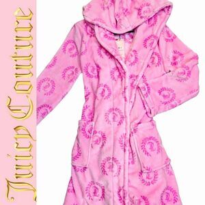 Juicy Couture JC Emblem Logo Plush Hooded Robe-‎ Pink JC Laurel